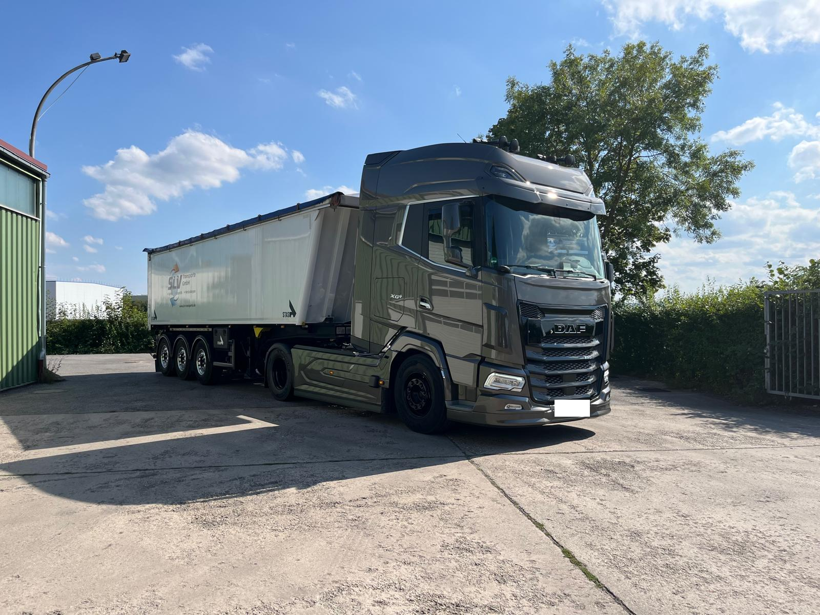 SLV Sattelzug Frontansicht - Kraftvoller Schwerlast-LKW